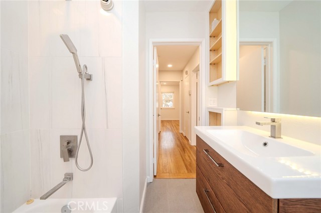 Detail Gallery Image 12 of 22 For 5841 Bowcroft, Los Angeles,  CA 90016 - 2 Beds | 2 Baths