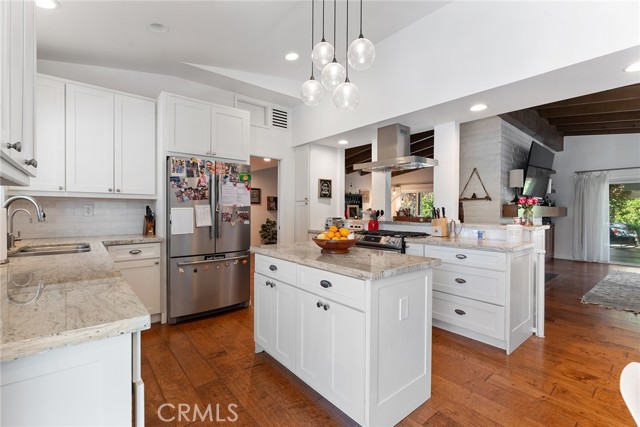 Detail Gallery Image 15 of 56 For 4835 Almidor Ave, Woodland Hills,  CA 91364 - 5 Beds | 3 Baths