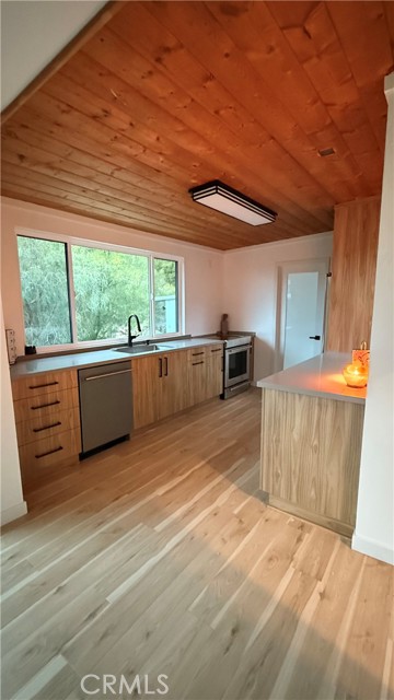 Detail Gallery Image 10 of 17 For 9552 Ventura Way, Chatsworth,  CA 91311 - 3 Beds | 2 Baths