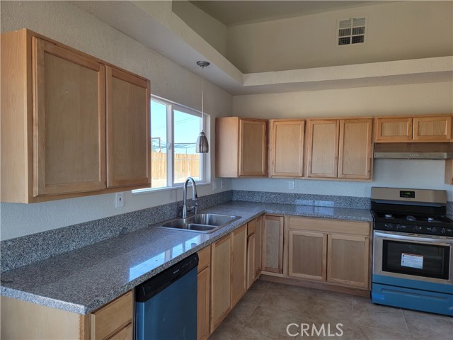 Detail Gallery Image 5 of 20 For 8513 Walpole Ave, California City,  CA 93505 - 3 Beds | 2 Baths