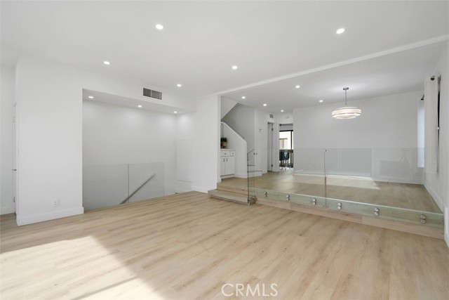 Detail Gallery Image 11 of 53 For 4218 Troost #20,  Studio City,  CA 91604 - 3 Beds | 2/1 Baths