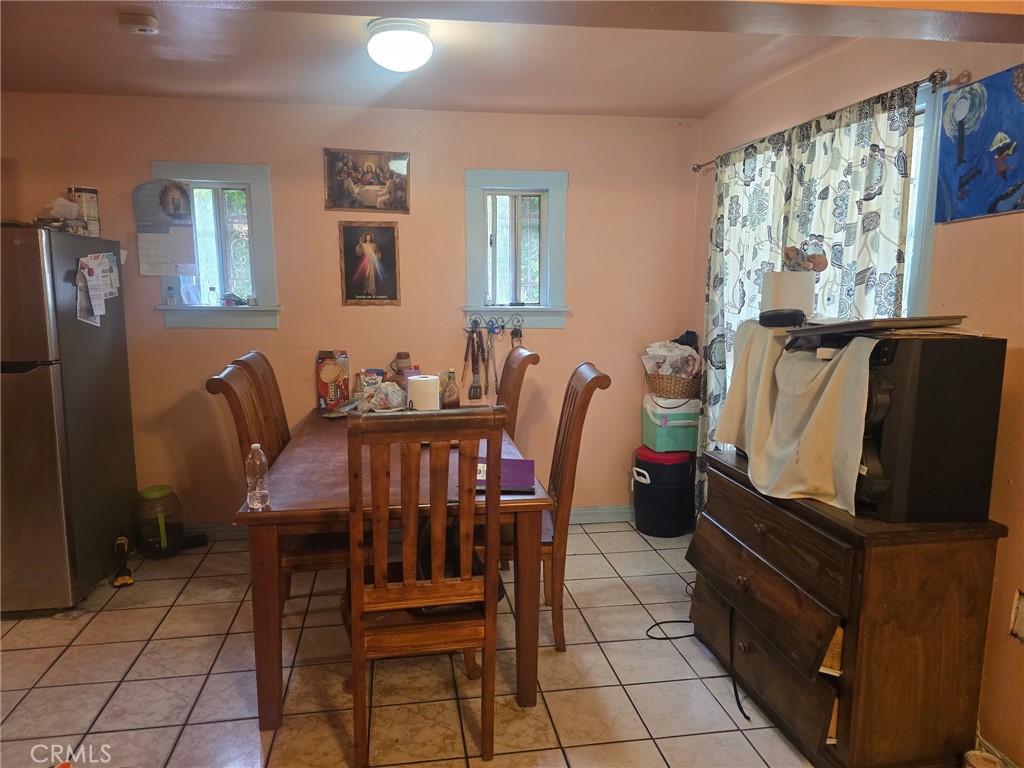 https://media.crmls.org/medias/3fa8578e-81be-4ad7-8469-ec7fc3513877.jpg?preset=X-Large
