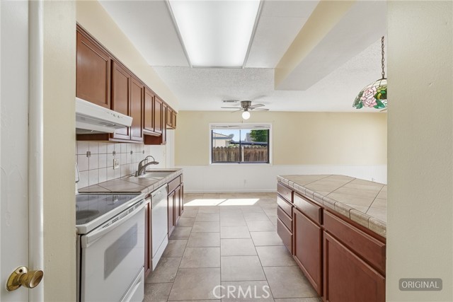 Detail Gallery Image 9 of 22 For 2234 Carter Way, Hanford,  CA 93230 - 3 Beds | 2 Baths