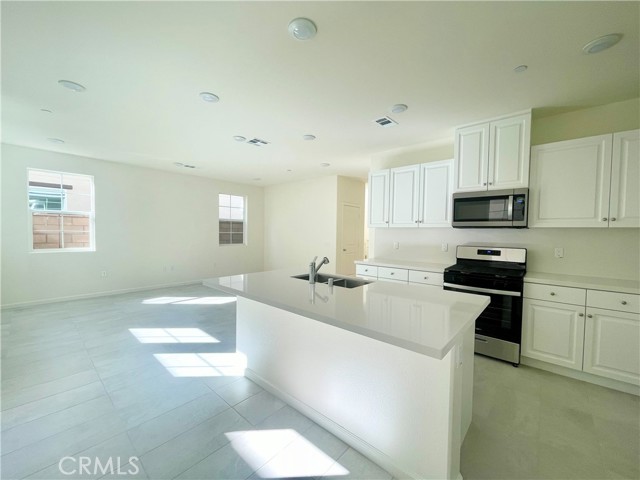 Detail Gallery Image 2 of 14 For 4028 Summer Way, Corona,  CA 92883 - 4 Beds | 3 Baths
