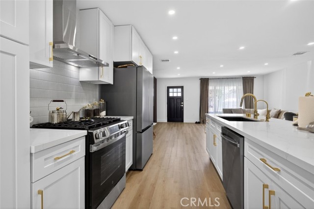 Detail Gallery Image 14 of 33 For 17007 Bassett St, Van Nuys,  CA 91406 - 4 Beds | 2 Baths