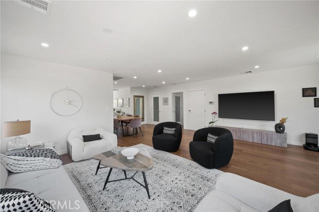 Detail Gallery Image 5 of 35 For 17642 Calvert St, Encino,  CA 91316 - 4 Beds | 2/1 Baths