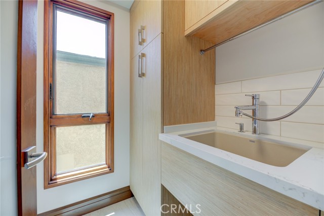 Laundry room with sink & storage