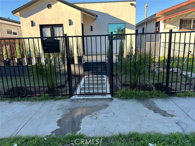 1513 W 60th Street, Los Angeles CA: https://media.crmls.org/medias/3fb00921-a9c7-4451-80bb-c2cbba84729e.jpg