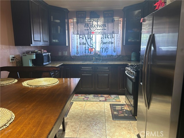 40 Camelback S Avenue, Carson CA: https://media.crmls.org/medias/3fb6c94b-3bf1-4986-9260-3665d87b9394.jpg