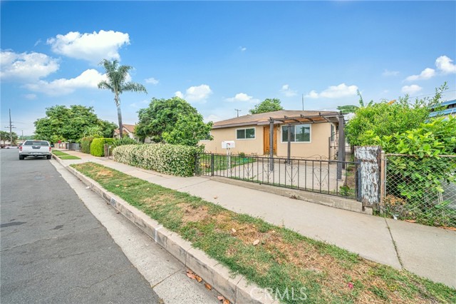 205 Sunset Avenue, San Gabriel CA: https://media.crmls.org/medias/3fbc2a5e-c2dd-49ef-a8e3-935214235183.jpg