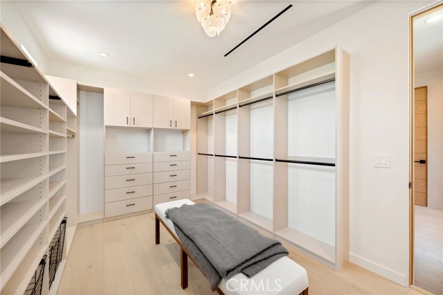 555 N Plymouth Boulevard, Los Angeles CA: https://media.crmls.org/medias/3fbcaf8c-480c-464b-a7f8-4547f8f97854.jpg