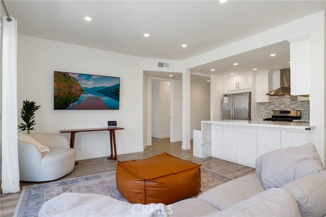 Detail Gallery Image 3 of 25 For 11723 Goshen Ave #103,  Los Angeles,  CA 90049 - 3 Beds | 2 Baths