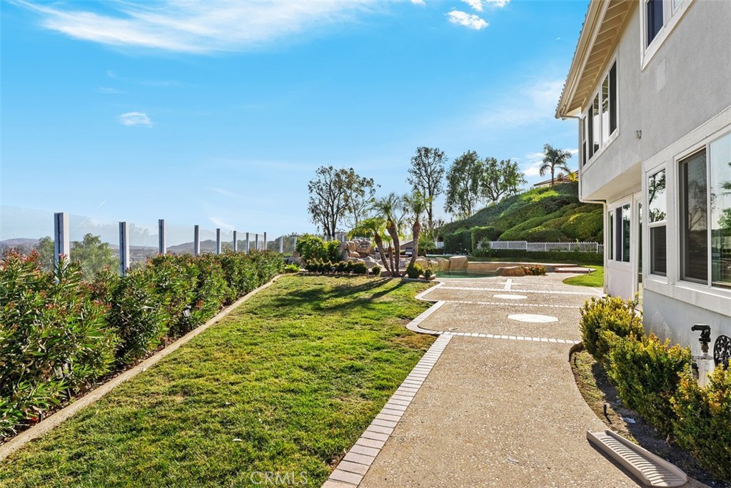 https://media.crmls.org/medias/3fc387bc-1a94-4633-98b6-1e19b603dc52.jpg?preset=X-Large