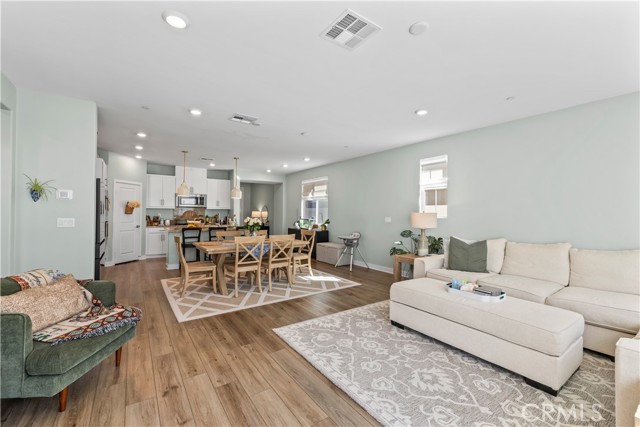 Detail Gallery Image 5 of 44 For 2482 Wagon Wheel Way, Rialto,  CA 92377 - 3 Beds | 2 Baths