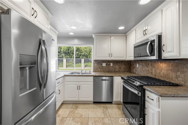 Detail Gallery Image 32 of 66 For 28245 Stonington, Saugus,  CA 91350 - 4 Beds | 3 Baths