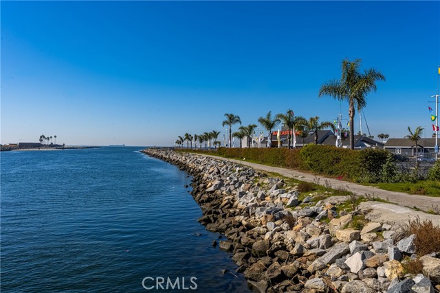 1207 Seal Way, Seal Beach CA: https://media.crmls.org/medias/3fcdb67a-9736-4ddb-be1a-caf0aa5ced33.jpg
