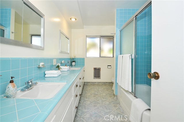 Beautifully maintain bath with double sinks