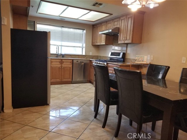 Detail Gallery Image 5 of 15 For 369 E Phillips Bld, Pomona,  CA 91766 - 3 Beds | 3 Baths