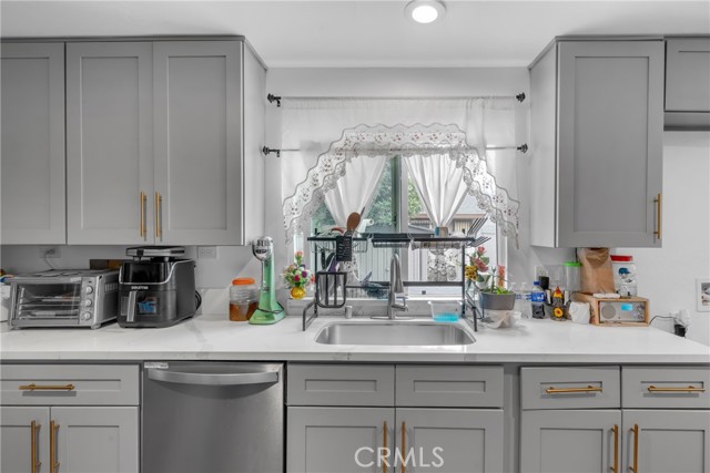 226 W Maitland Street, Ontario CA: https://media.crmls.org/medias/3fd634ca-6da1-4f11-95a0-820ebc3b3090.jpg