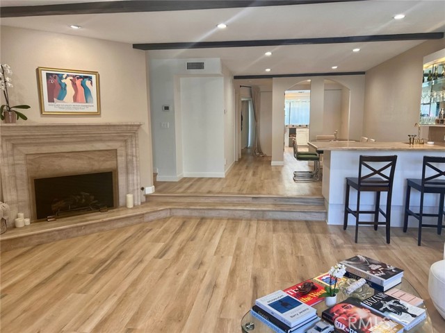 Detail Gallery Image 2 of 25 For 5346 Zelzah Ave, Encino,  CA 91316 - 3 Beds | 4 Baths