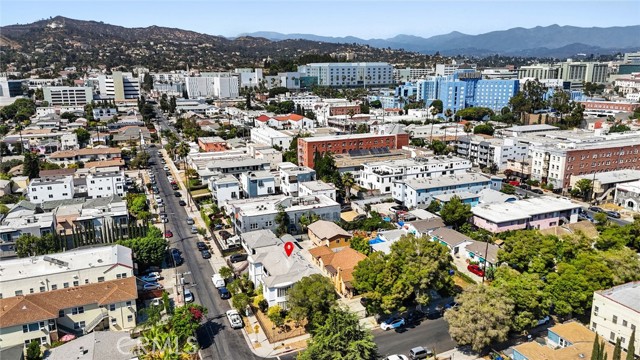 1200 N Kenmore Avenue, Los Angeles CA: https://media.crmls.org/medias/3fe02783-716c-40fe-a9a1-08467b0bab40.jpg