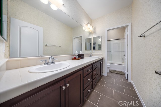 14939 Meadow Way, Eastvale CA: https://media.crmls.org/medias/3fe0e9b3-0b71-41df-ba92-cc2c61f829e8.jpg