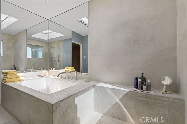 1800 Highland Avenue, Manhattan Beach CA: https://media.crmls.org/medias/3fe1d028-49d6-4acd-8ca1-d24e4e299e6b.jpg