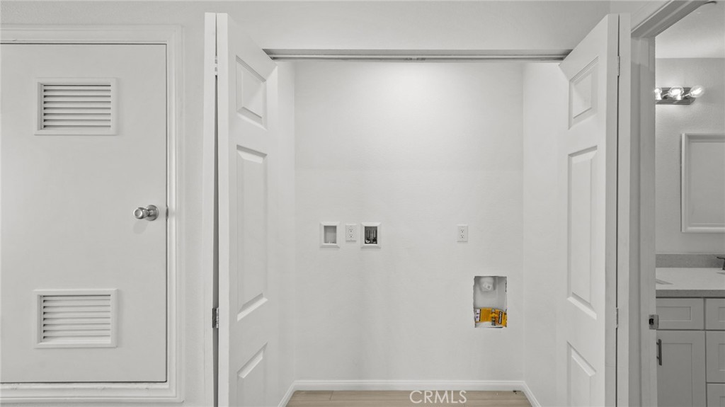 https://media.crmls.org/medias/3fe20900-3381-48cc-9d4e-2a0b25c58a08.jpg?preset=X-Large