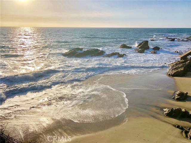 240 Moss, Laguna Beach CA: https://media.crmls.org/medias/3fe230db-d9c2-4dbd-b386-5f5f962301dc.jpg