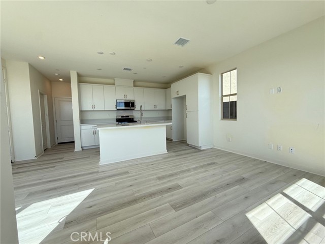 15893 Blue Copper Way, Fontana CA: https://media.crmls.org/medias/3fe5bf7a-ccdd-4f25-a349-3dbd795c57af.jpg