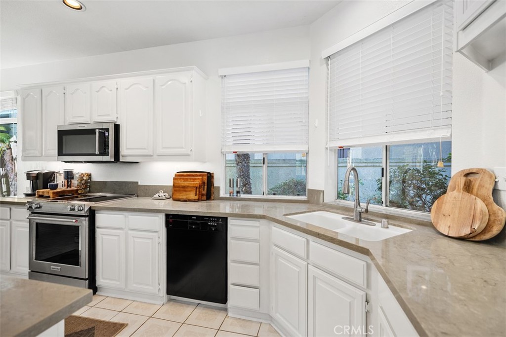 MLS #OC25275400 image #9