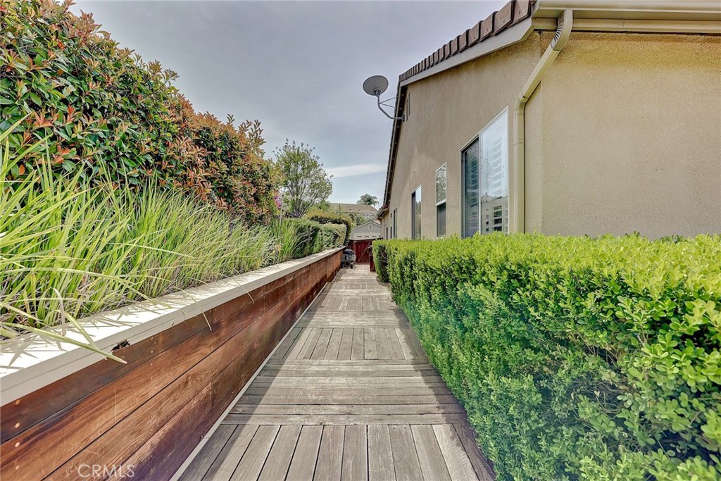 https://media.crmls.org/medias/3fe76c2b-e55f-40f3-9765-fb3a3d73ff53.jpg?preset=X-Large