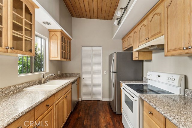2516 Bayside Drive, Corona del Mar CA: https://media.crmls.org/medias/3feb0899-db49-4655-8c3a-8f7053a2d06f.jpg