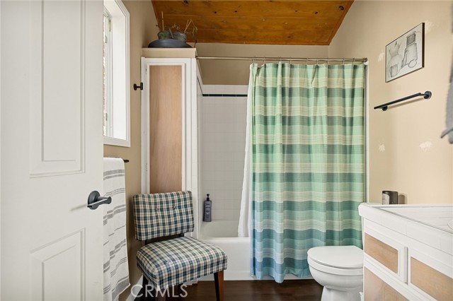 Detail Gallery Image 10 of 20 For 682 E Victoria Ct, Lake Arrowhead,  CA 92352 - 3 Beds | 2/1 Baths