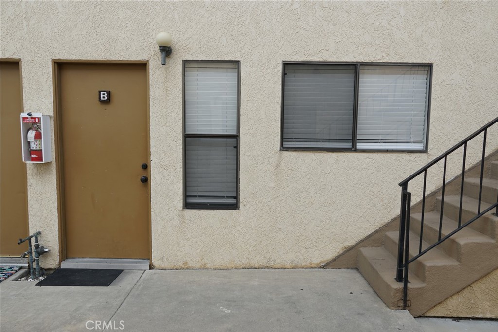 551 W Macarthur Avenue #B