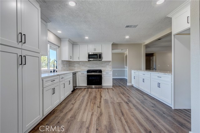 Detail Gallery Image 16 of 62 For 6572 Merced, Oak Hills,  CA 92344 - 4 Beds | 3 Baths