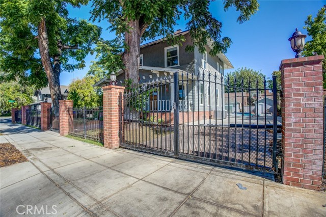 Detail Gallery Image 3 of 60 For 2124 20th St, Bakersfield,  CA 93301 - 4 Beds | 3/1 Baths