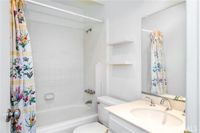 Detail Gallery Image 19 of 29 For 18344 Collins St a,  Tarzana,  CA 91356 - 2 Beds | 2/1 Baths