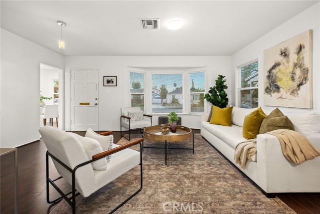 Detail Gallery Image 10 of 49 For 5052 Newcastle, Encino,  CA 91316 - 3 Beds | 2 Baths