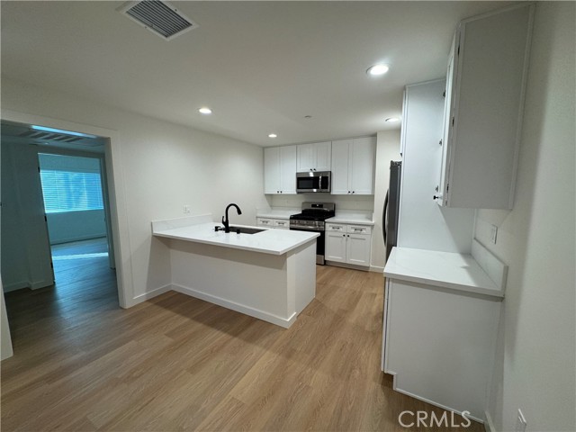 Detail Gallery Image 3 of 14 For 1336 Calle Tulipan #B,  Thousand Oaks,  CA 91360 - 2 Beds | 2 Baths