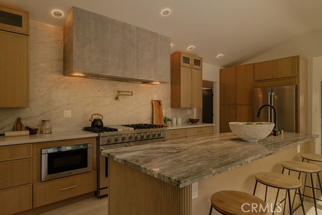 Detail Gallery Image 4 of 67 For 584 N Plymouth Bld, Los Angeles,  CA 90004 - 4 Beds | 2/1 Baths