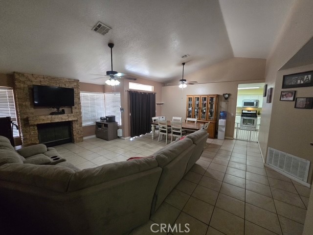 https://media.crmls.org/medias/3ffd7de3-3112-49b4-928a-dbae2a7ec3b6.jpg?preset=X-Large