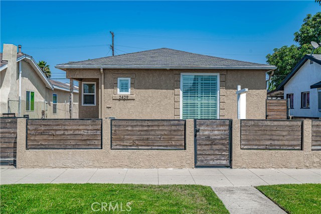 Detail Gallery Image 2 of 31 For 2429 Exposition Pl, Los Angeles,  CA 90018 - 3 Beds | 2 Baths