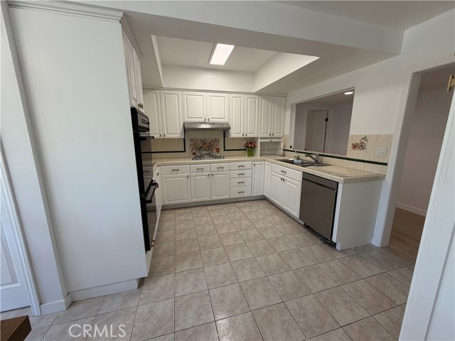 Detail Gallery Image 9 of 19 For 9660 Vanalden, Northridge,  CA 91324 - 5 Beds | 5 Baths