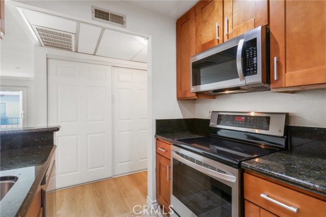 5257 Radford Avenue, Valley Village CA: https://media.crmls.org/medias/400239b6-70fe-447c-9df6-a87d5cf00f4f.jpg