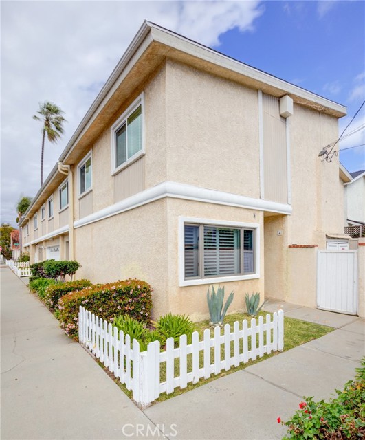 2400 Voorhees Avenue, Redondo Beach, California 90278, 3 Bedrooms Bedrooms, ,2 BathroomsBathrooms,Residential,Sold,Voorhees,SB22046189