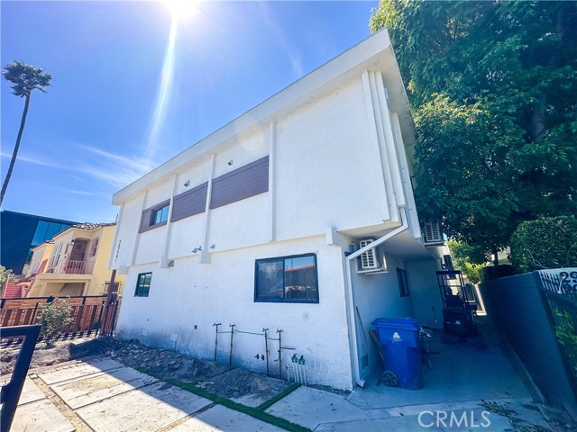 Detail Gallery Image 3 of 5 For 2931 S Redondo Bld, Los Angeles,  CA 90019 - 3 Beds | 3/1 Baths