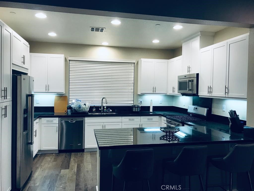https://media.crmls.org/medias/4008b48a-80d7-466f-a73b-150aef0831a6.jpg?preset=X-Large