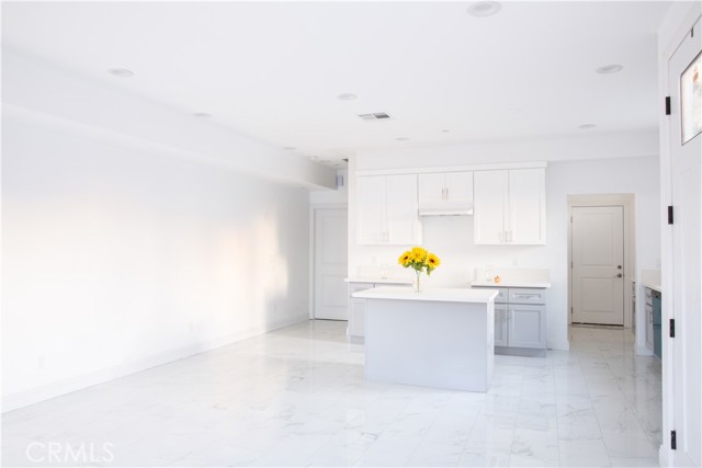 Detail Gallery Image 3 of 16 For 14614 Vanowen, Van Nuys,  CA 91405 - 4 Beds | 5 Baths