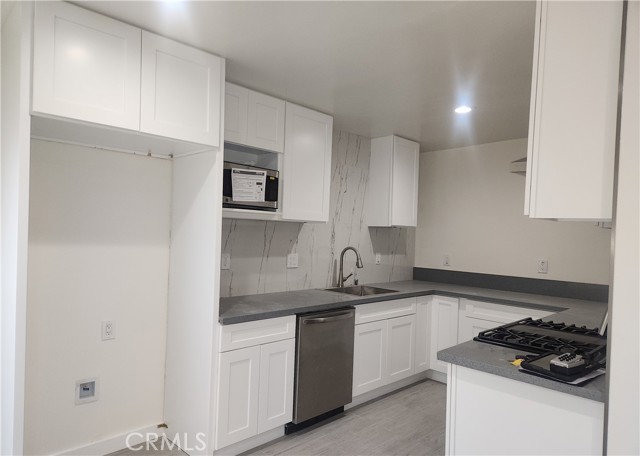 Detail Gallery Image 4 of 22 For 914 Delaware St #B,  Huntington Beach,  CA 92648 - 2 Beds | 1/1 Baths